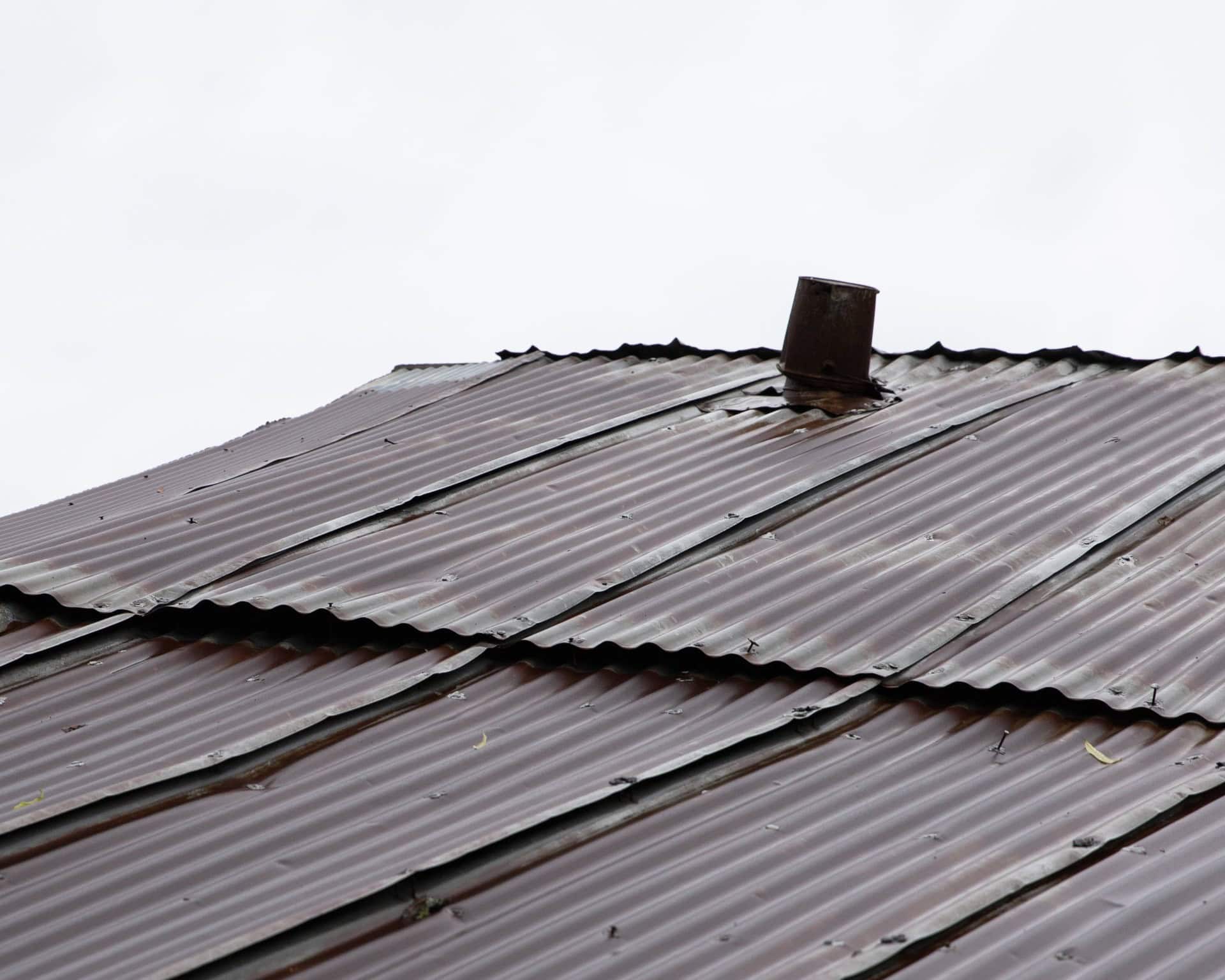 imperméabilisation toiture tôle residential house roof featuring a single chimney 2025 02 12 00 14 10 utc
